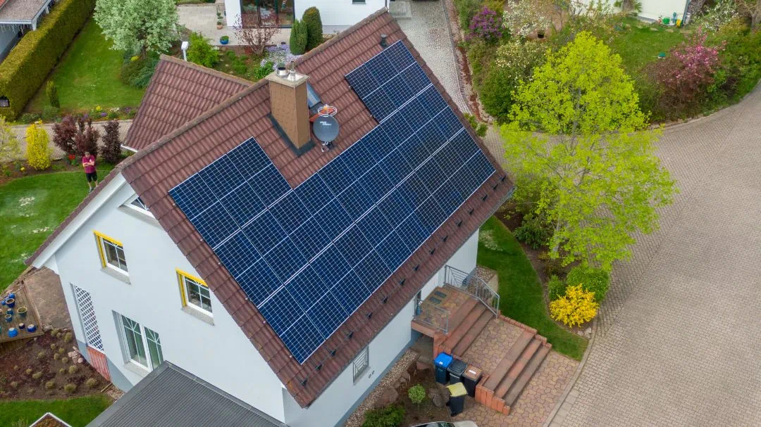 Ein Einfamilienhaus mit Solarmodulen aus der Vogelperspektive