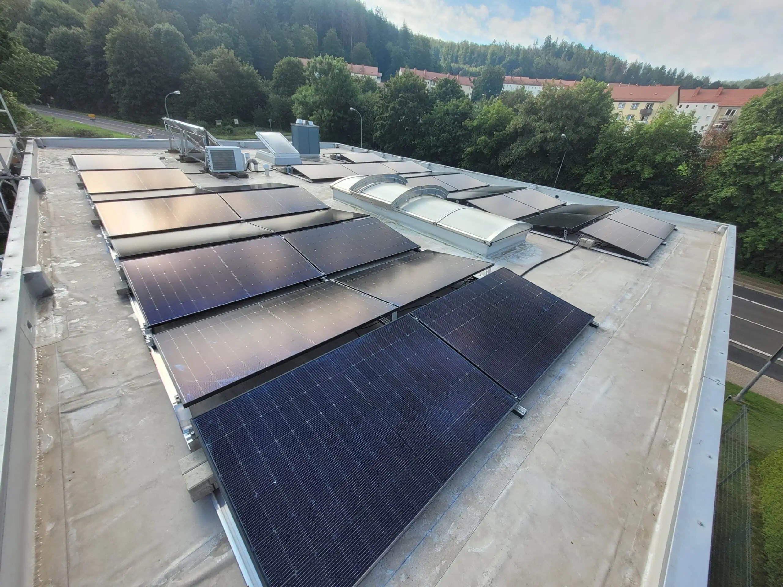 Ost-West Aufständerung auf einem Flachdach