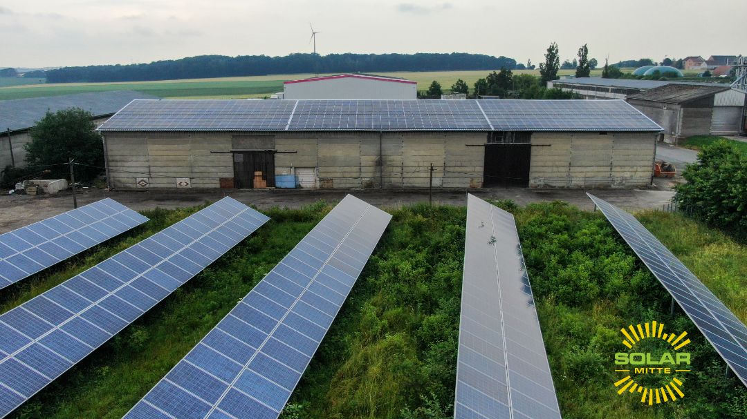 Gebäude mit Solarmodulen aus der Vogelperspektive