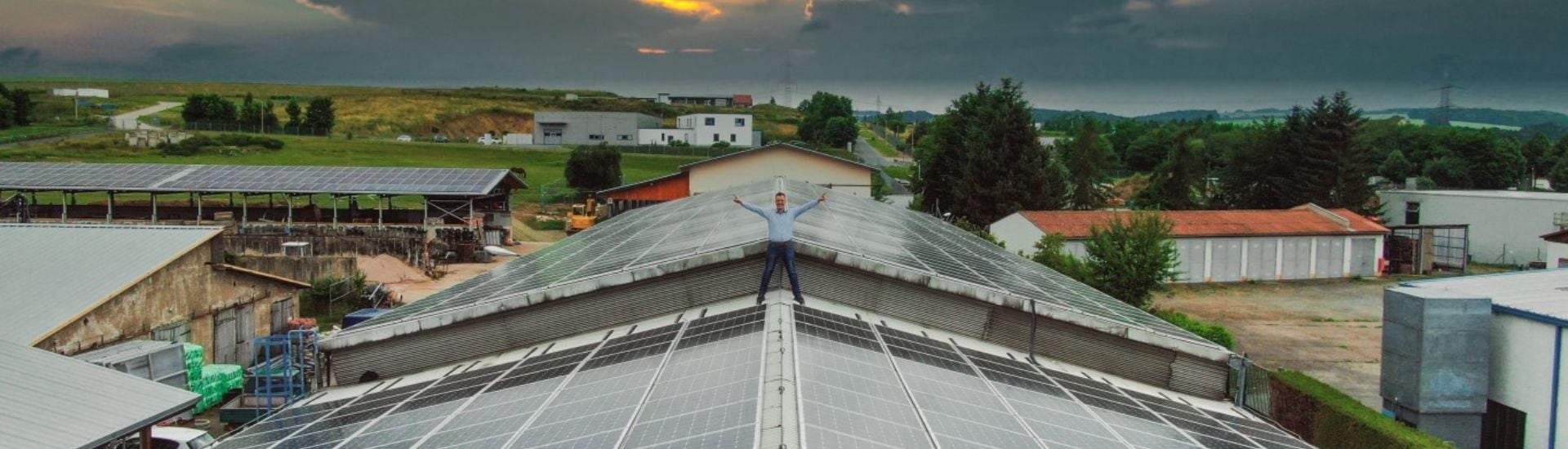 Ein Mann steht auf einem Dach mit Solarmodulen