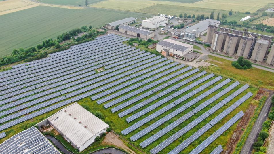 Eine Freiflächenanlage aus der Vogelperspektive