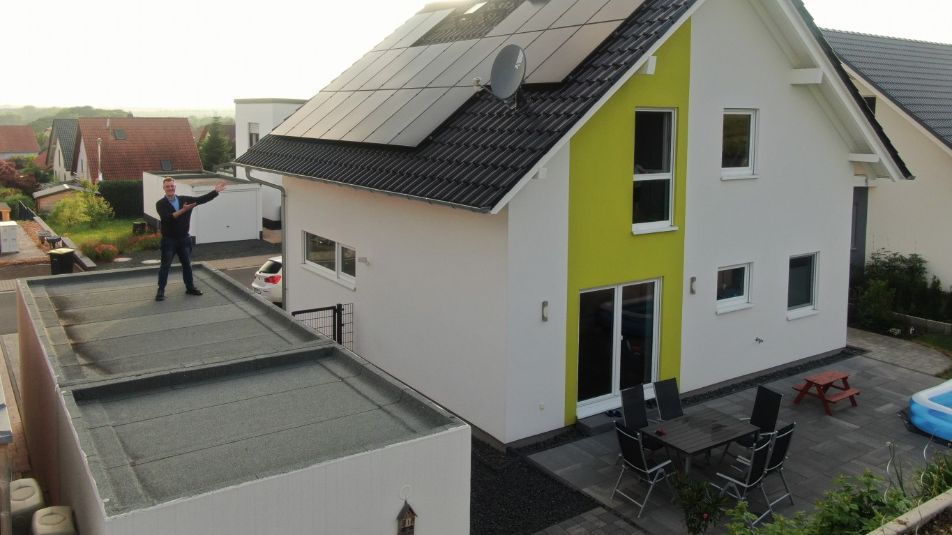 Ein Haus mit Solarmodulen von schräg vorne