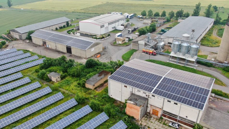 Eine Freiflächenanlage von oben fotografiert