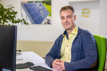 Ein Portrait von Marc Camphausen am Schreibtisch